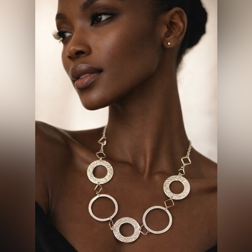 Chic Silver Circle Necklace